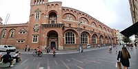 Museum met namen van schilders op de gevel