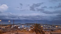 Donkere wolken vanuit ons appartement