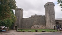 Vestingmuren met ronde en vierkante toren