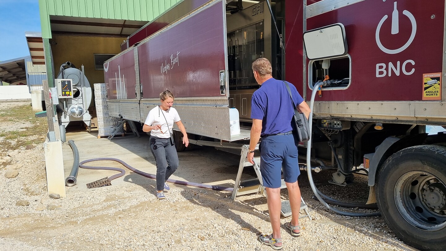 Truck waarin de wijn wordt gebotteld