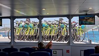 Fietsen op het dek catamaran