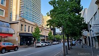Straatbeeld Perth met oude gevel en nieuwbouw erachter