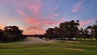 Uitzicht op de golfbaan bij zonsondergang
