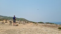 De man en zijn drone op Skippy Rock