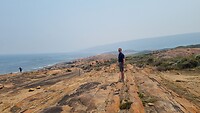 Roodbruine rotsen aan de kust