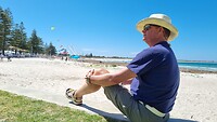Genieten van de theatervoorstelling op het strand
