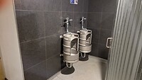 de lokale brouwerij laat zien waar het bier vandaan komt