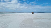 Wit strand van een kilometer breed