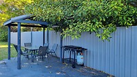 Achtertuin met schaduw en BBQ