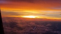 Zonsondergang vanuit het vliegtuig