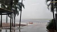 Tropische stortbui op vliegveld Kununurra