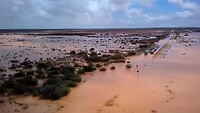 Vastgelopen auto in floodway bij Carnarvon