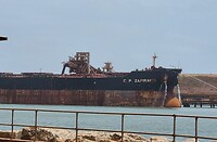 Bulk carrier wordt geladen met ijzererts