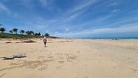 Teruglopend op Cable Beach