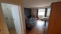 Hotelkamer met oude meuk