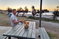 Eten aan de waterkant bij zonsondergang