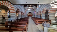 Interieur, duidelijk geïnspireerd op de Mezquita in Cordoba