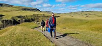 Wandeling in de zon langs de Fjadrarglufur