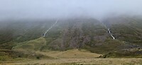 Berg met dubbele waterval