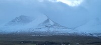 Poedersuikerbergen in de wolken,bij Eyafjordur