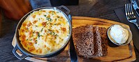 Traditioneel visstoofpotje met roggebrood