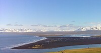 groene piramides op zwart lava zand