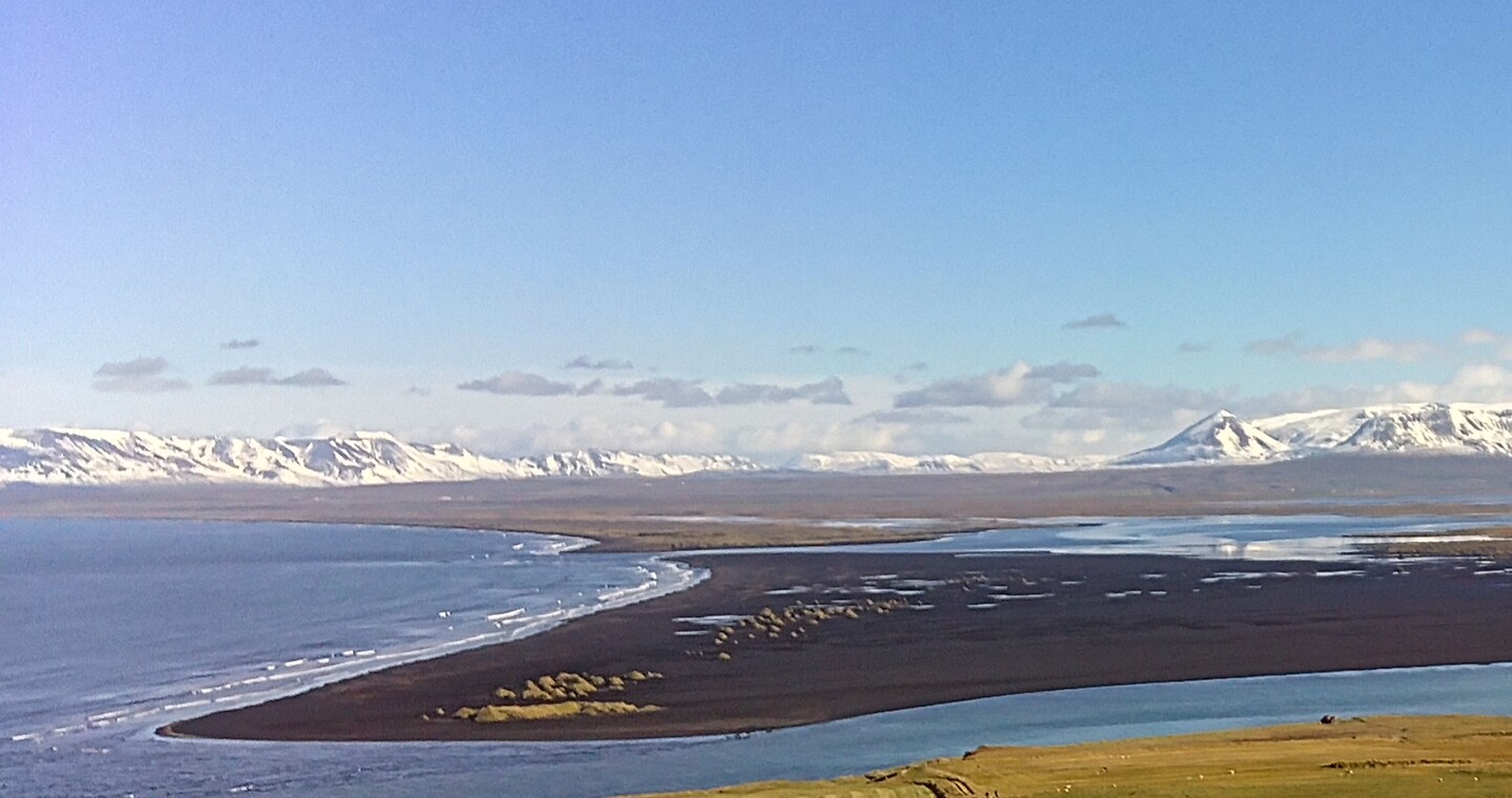 groene piramides op zwart lava zand