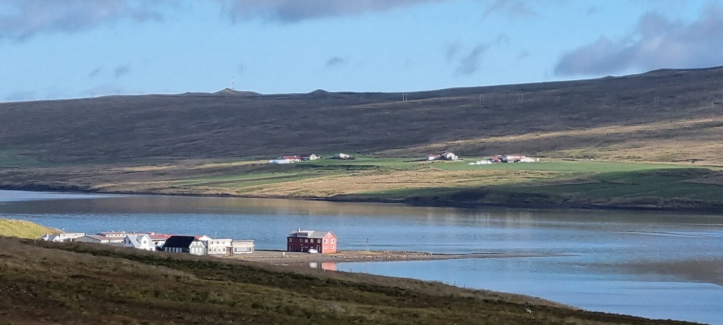 Huisjes aan de baai van Hurafjordur
