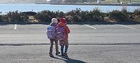 Twee meisjes in Isafjordur