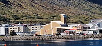 Modern vormgegeven kerk Isafjordur