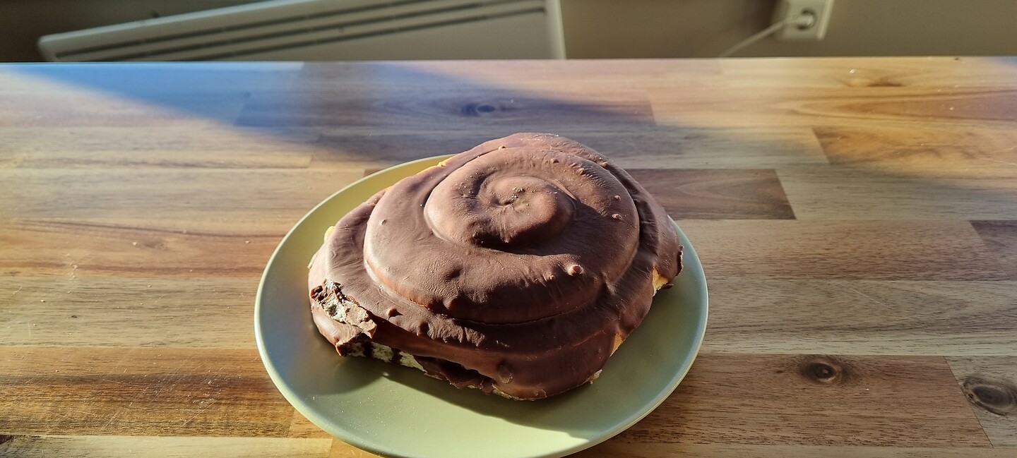Lekker kaneelbroodje met chocola