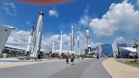 Bij entree Space center staan de raketten ons op te wachten