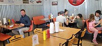 In de lokale diner heerlijke hamburger gegeten