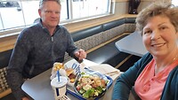 Hapje in de diner om de hoek
