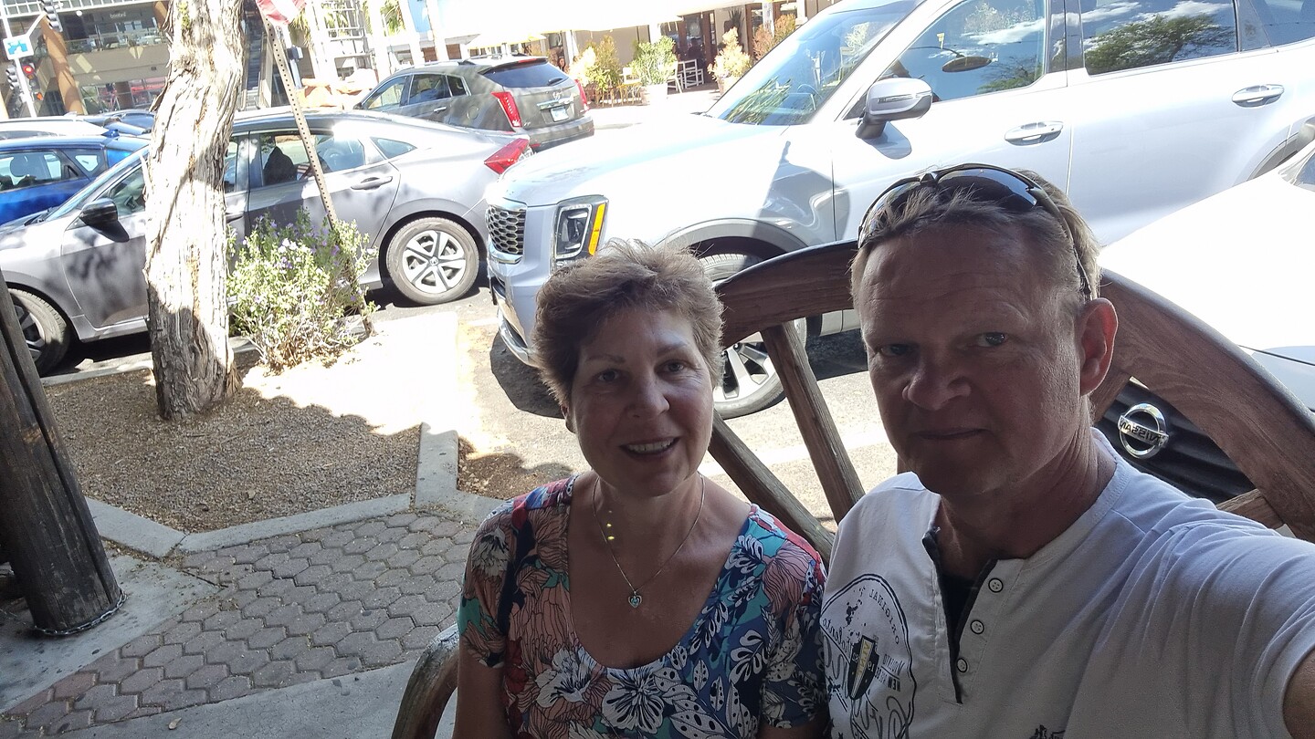 Met groot karrewiel achter ons in 5th street Oldtown