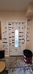 Onze deur en wand ernaast vol met lovende recensies