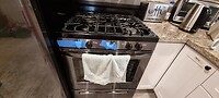 De knoppen van de oven afgeplakt met afplakband