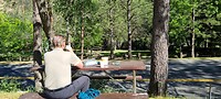 Ontbijt voor de deur met geluid van de stromende Merced River