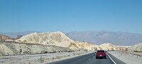 Gele bergen langs weg naar Death Valley
