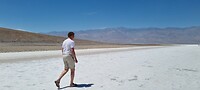 Lopend op de zoutvlakte van Badwater
