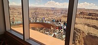 De skywalk vanuit het restaurant