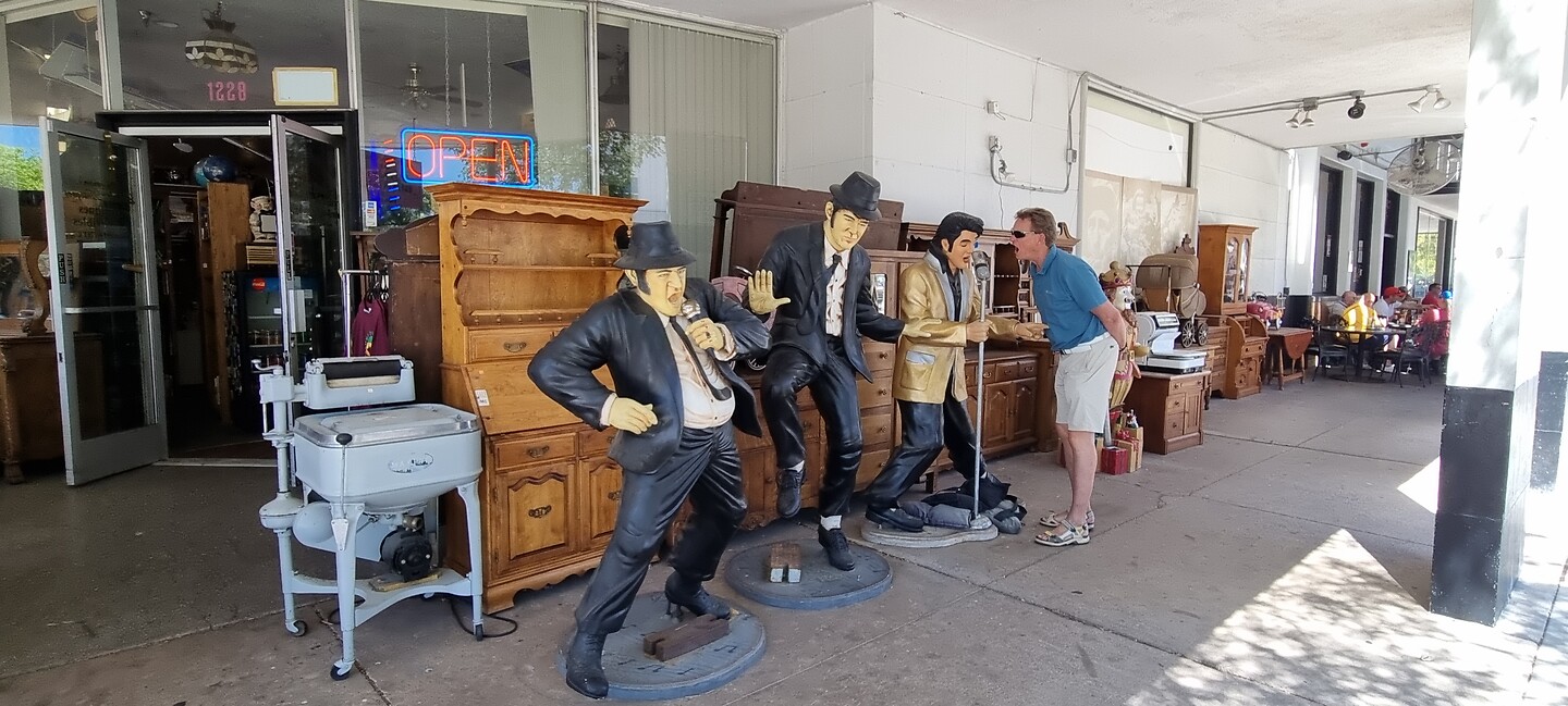 Boulder City,  zingen met Elvis