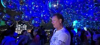 Andre in de ballonnenbak op 325 meter hoogte