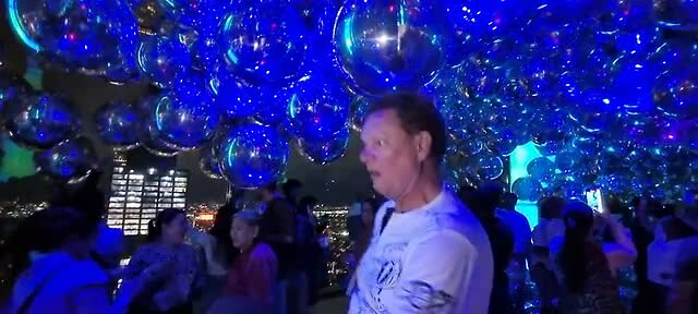 Andre in de ballonnenbak op 325 meter hoogte