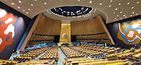 De zaal voor de Algemene Vergadering, met de koepel en het logo