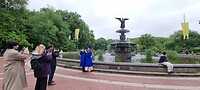 Voor de fontein twee geslaagde dames in een blauwe toga