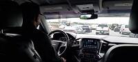 Onze chauffeur loodst de auto door het drukke verkeer van New York
