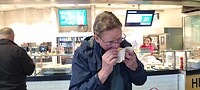 Niets lekkerder dan een Hema worst op Schiphol