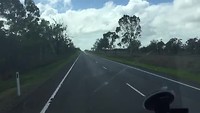 Op weg naar de plaats Arli Beach, André kijkt geconcentreerd zo achter het stuur