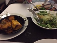 Pompoen en salade extra sites bij demaaltijd